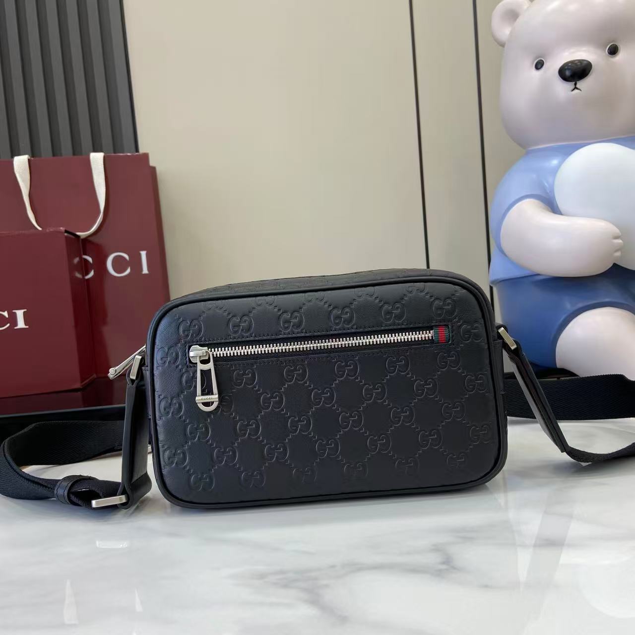 GUCCI 구찌 GG 엠블럼 블랙 엠보싱 크로스백 (850242) 가방