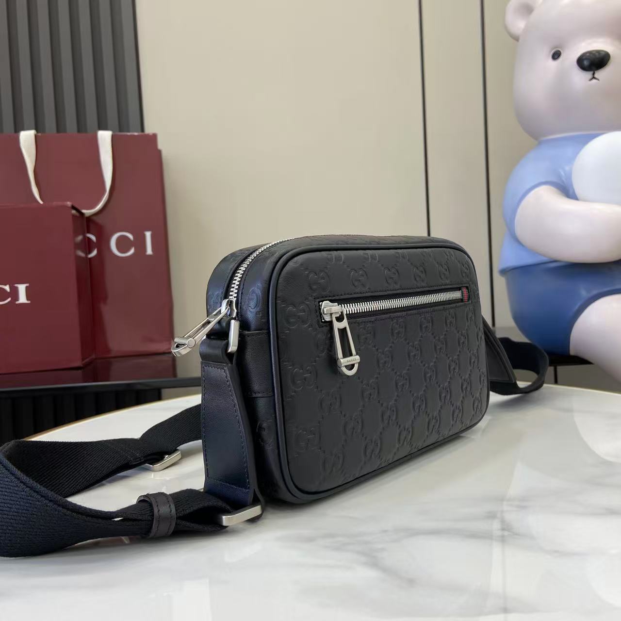 GUCCI 구찌 GG 엠블럼 블랙 엠보싱 크로스백 (850242) 가방