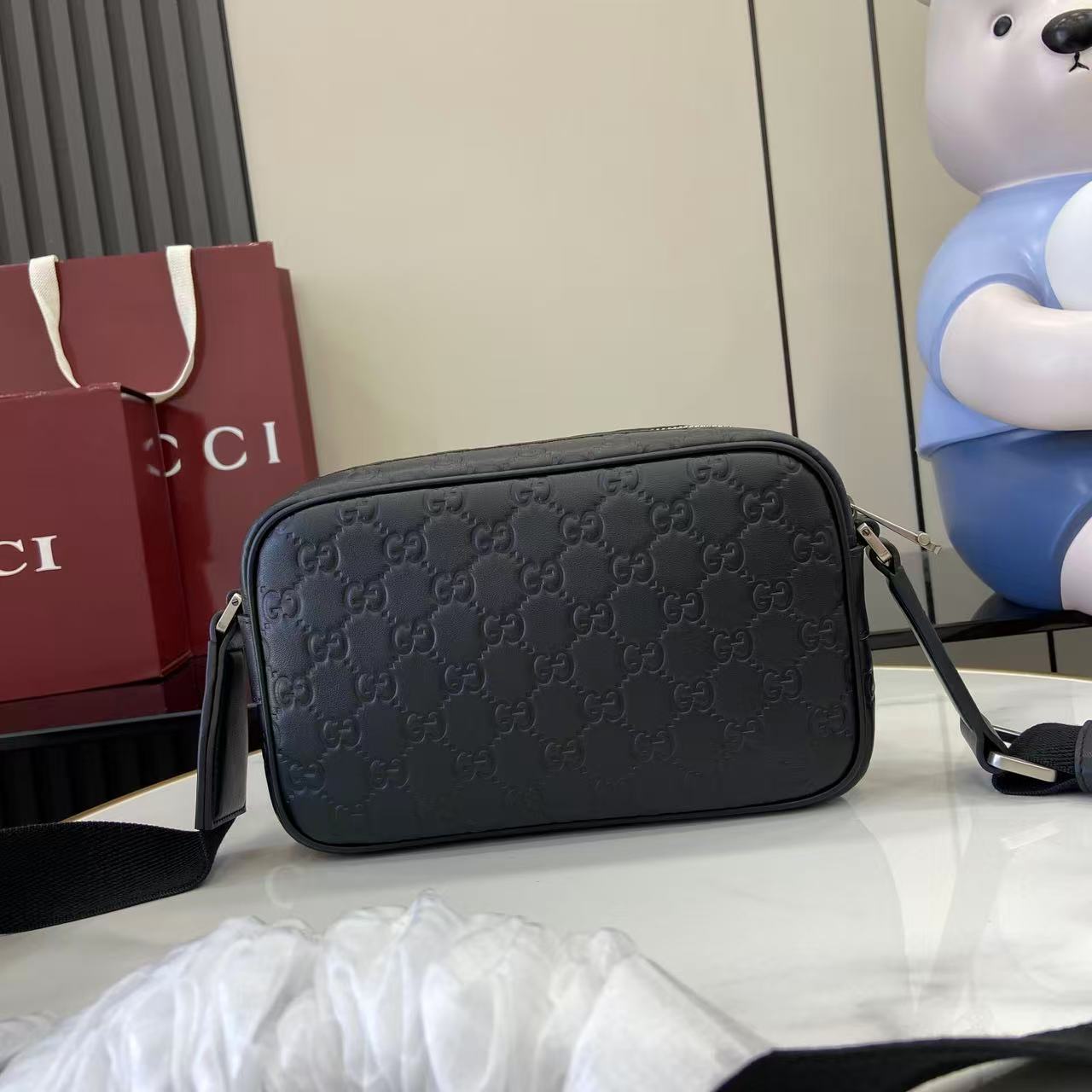 GUCCI 구찌 GG 엠블럼 블랙 엠보싱 크로스백 (850242) 가방