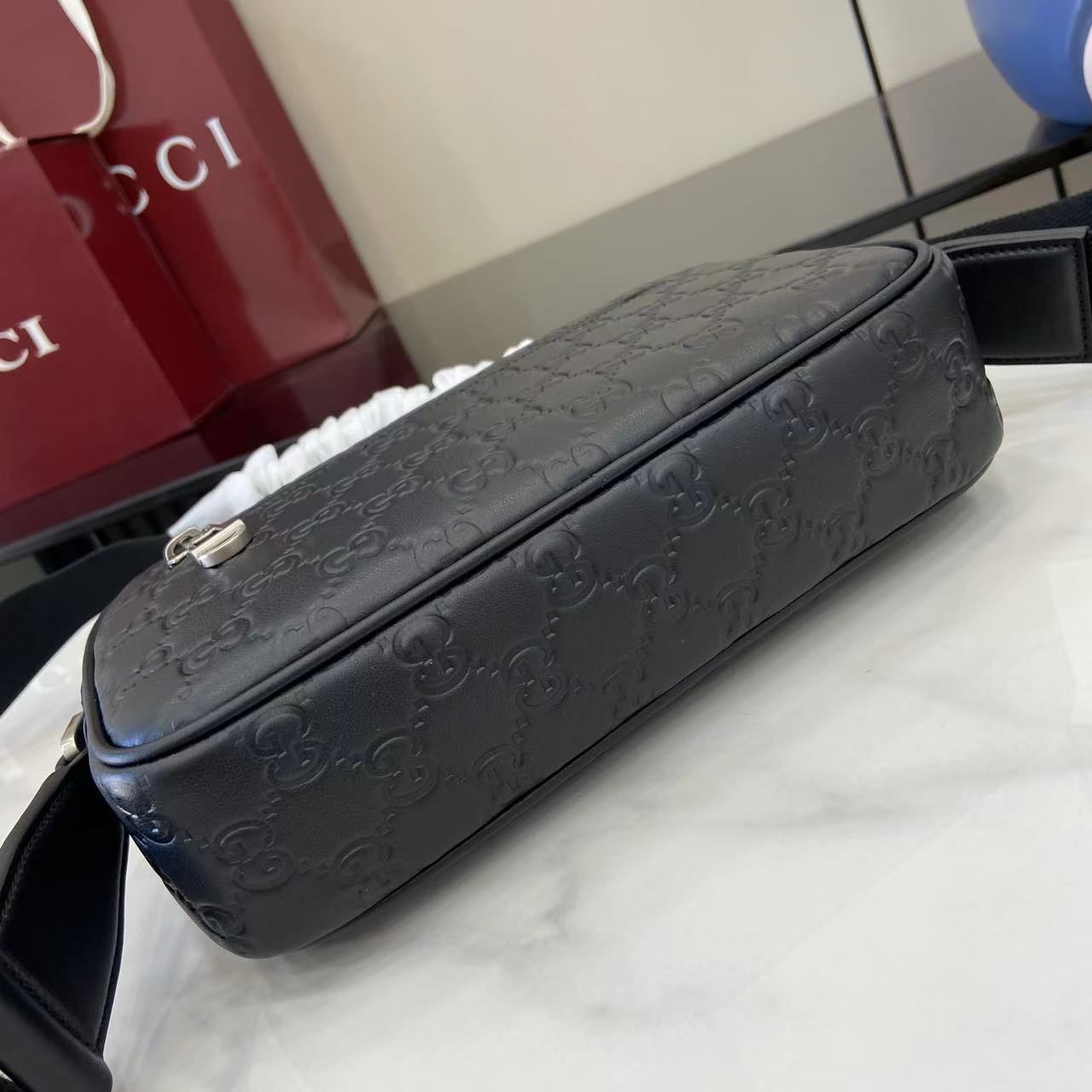 GUCCI 구찌 GG 엠블럼 블랙 엠보싱 크로스백 (850242) 가방