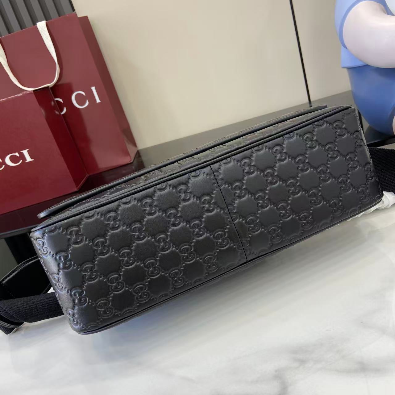 GUCCI 구찌 GG 엠블럼 블랙 엠보싱 메신저 백 크로스백 플랩백 가방 (850235)