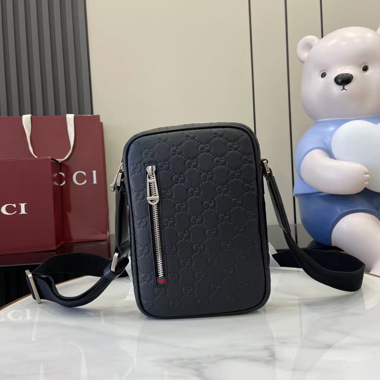 GUCCI 구찌 GG 엠블럼 블랙 엠보싱 미니 메신저백 크로스백 가방 (850238)