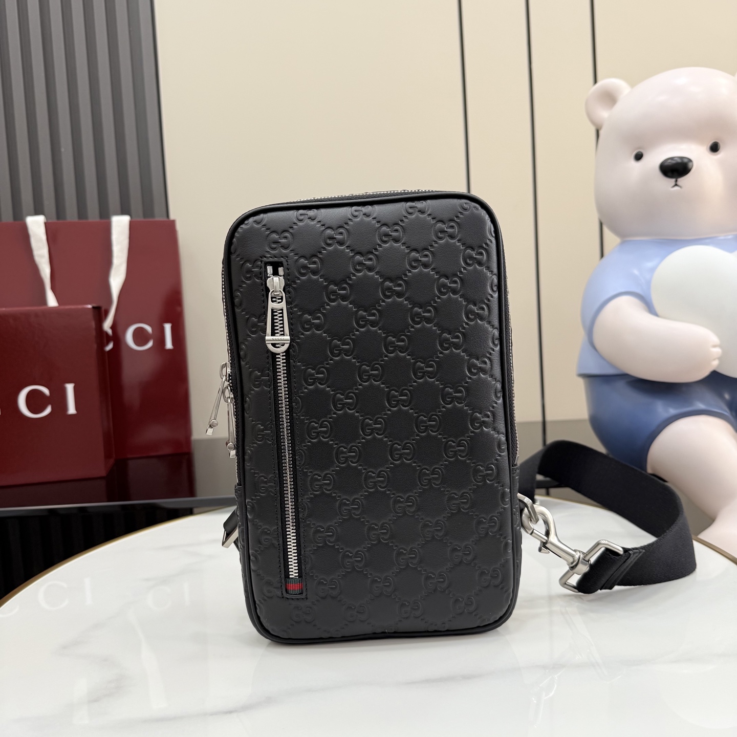 GUCCI 구찌 GG 엠블럼 블랙 엠보싱 슬림 메신저백 크로스백 가방 (850238)