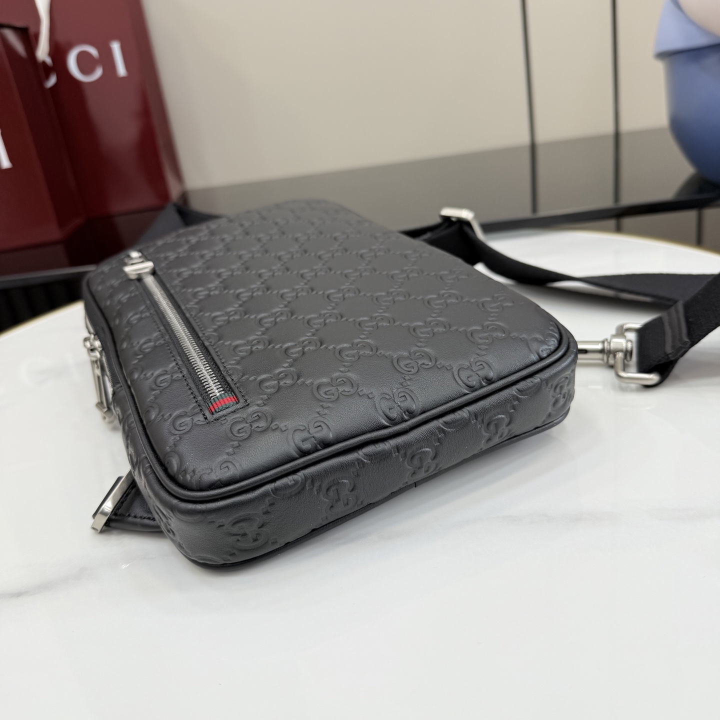 GUCCI 구찌 GG 엠블럼 블랙 엠보싱 슬림 메신저백 크로스백 가방 (850238)