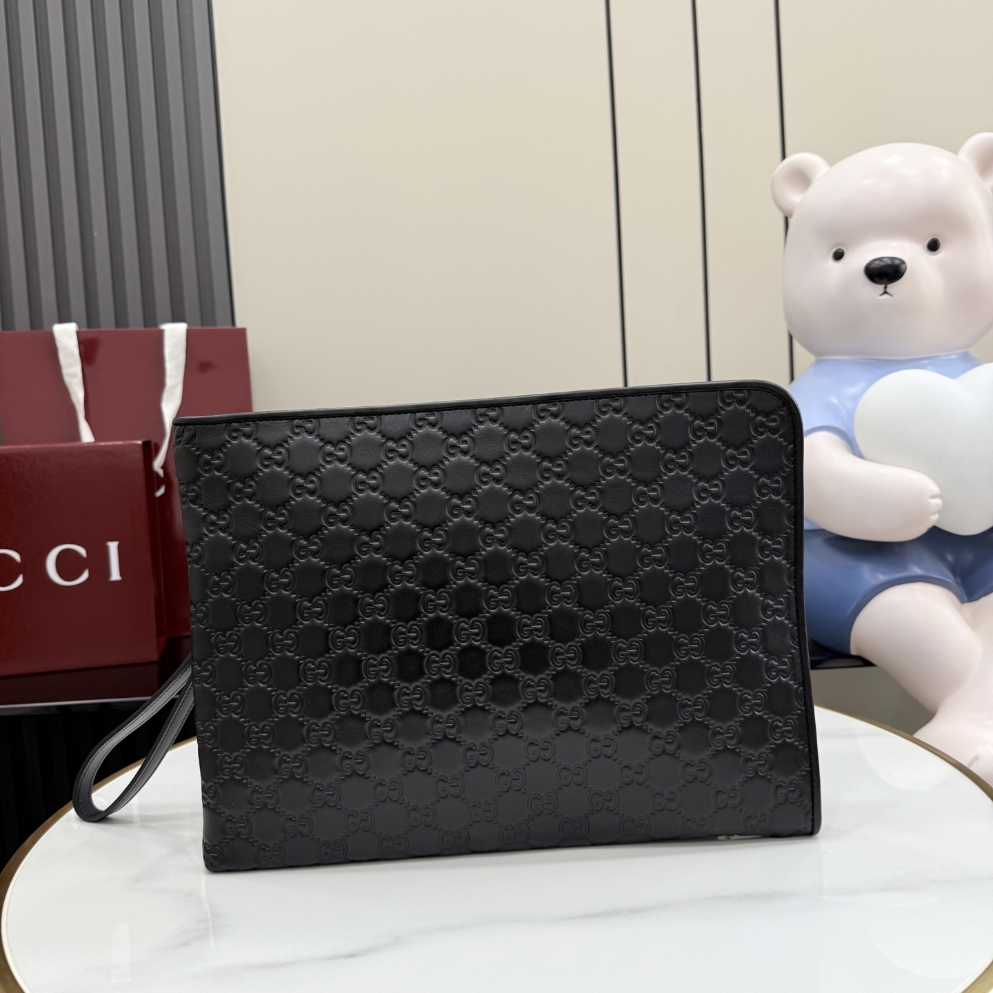 GUCCI 구찌 GG 엠블럼 블랙 엠보싱 클러치 가방 라지(850224)