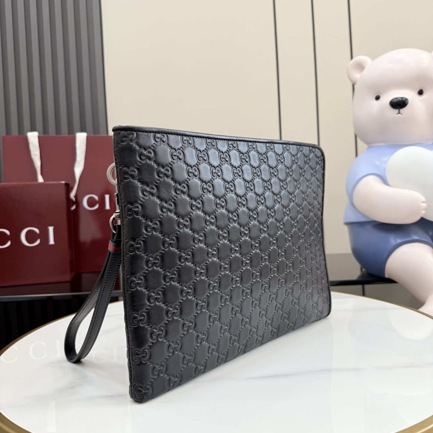 GUCCI 구찌 GG 엠블럼 블랙 엠보싱 클러치 가방 라지(850224)