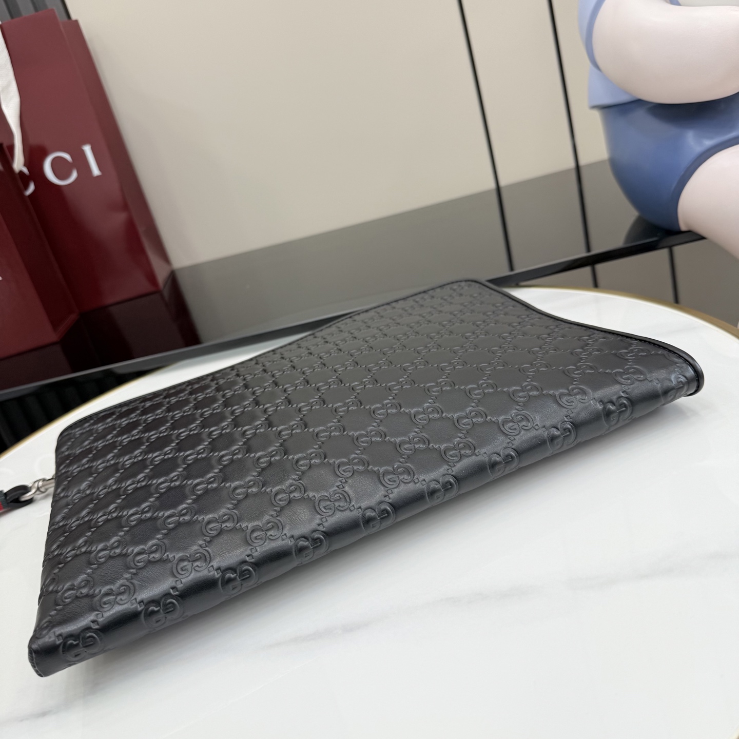 GUCCI 구찌 GG 엠블럼 블랙 엠보싱 클러치 가방 라지(850224)