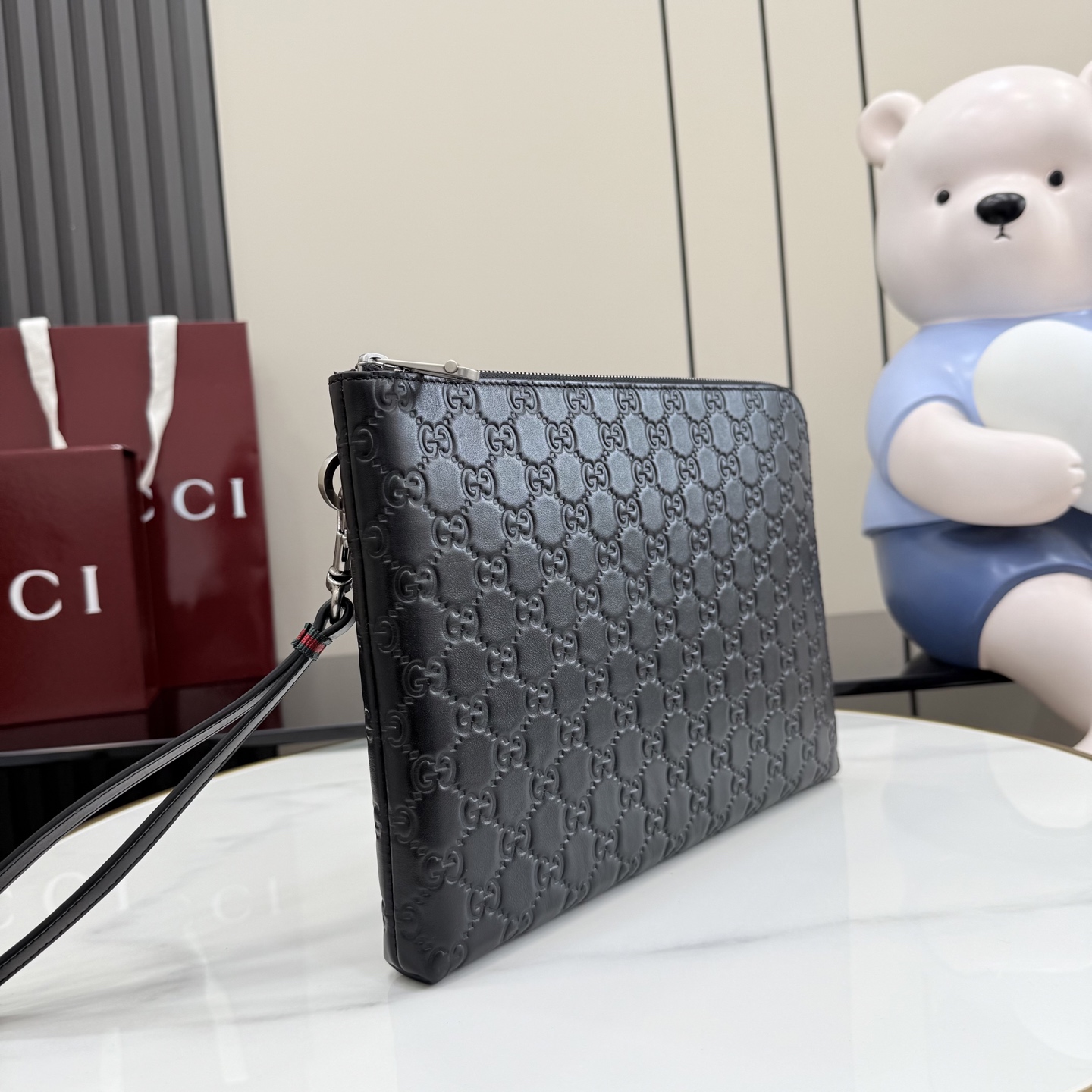 GUCCI 구찌 GG 엠블럼 블랙 엠보싱 레더 클러치 가방 (850223)