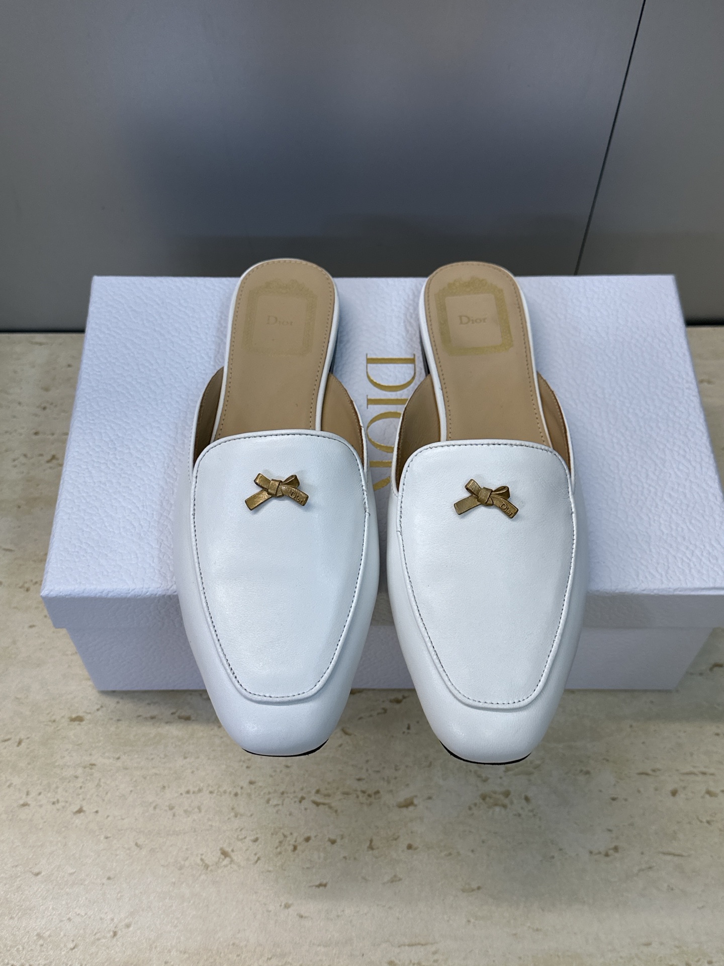 디올(DIOR) 베이비 보우 젤리 컬러 뮬 신발