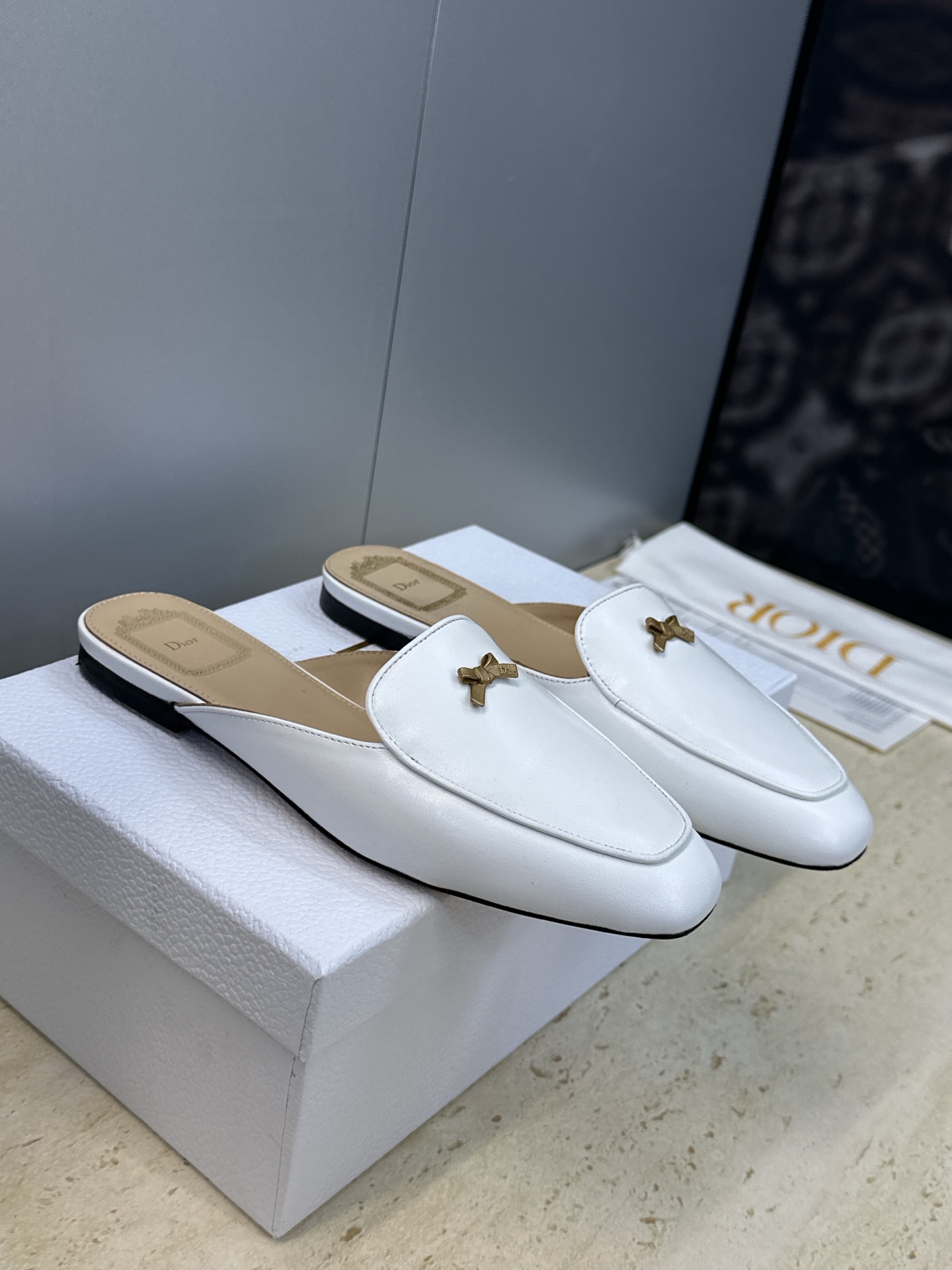 디올(DIOR) 베이비 보우 젤리 컬러 뮬 신발