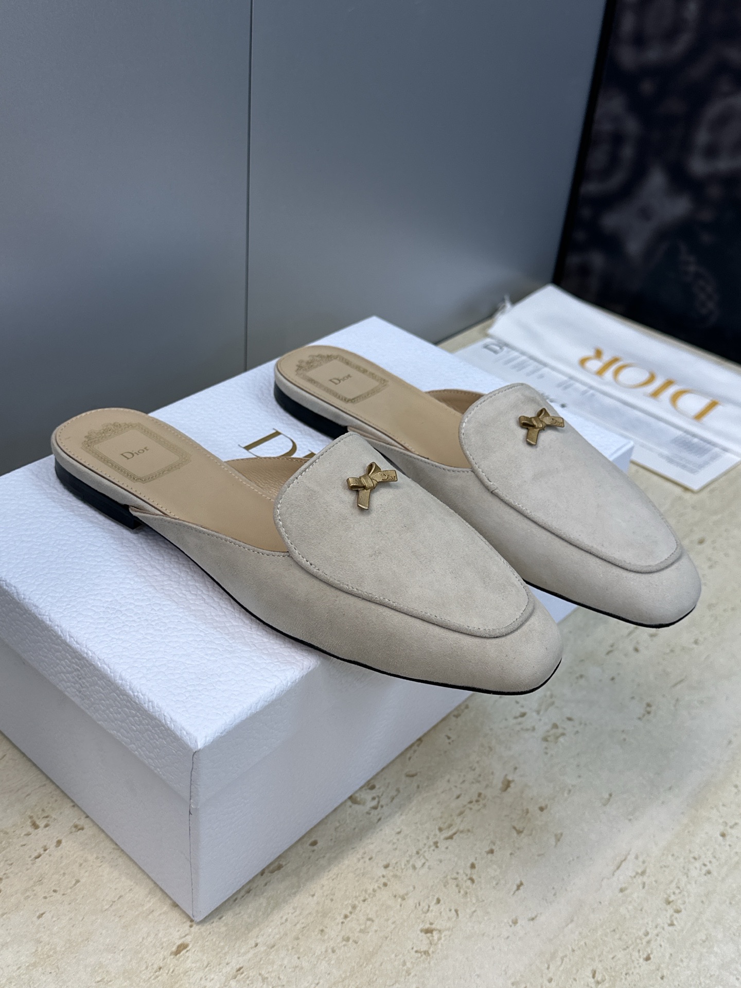 디올(DIOR) 베이비 보우 젤리 컬러 뮬 신발