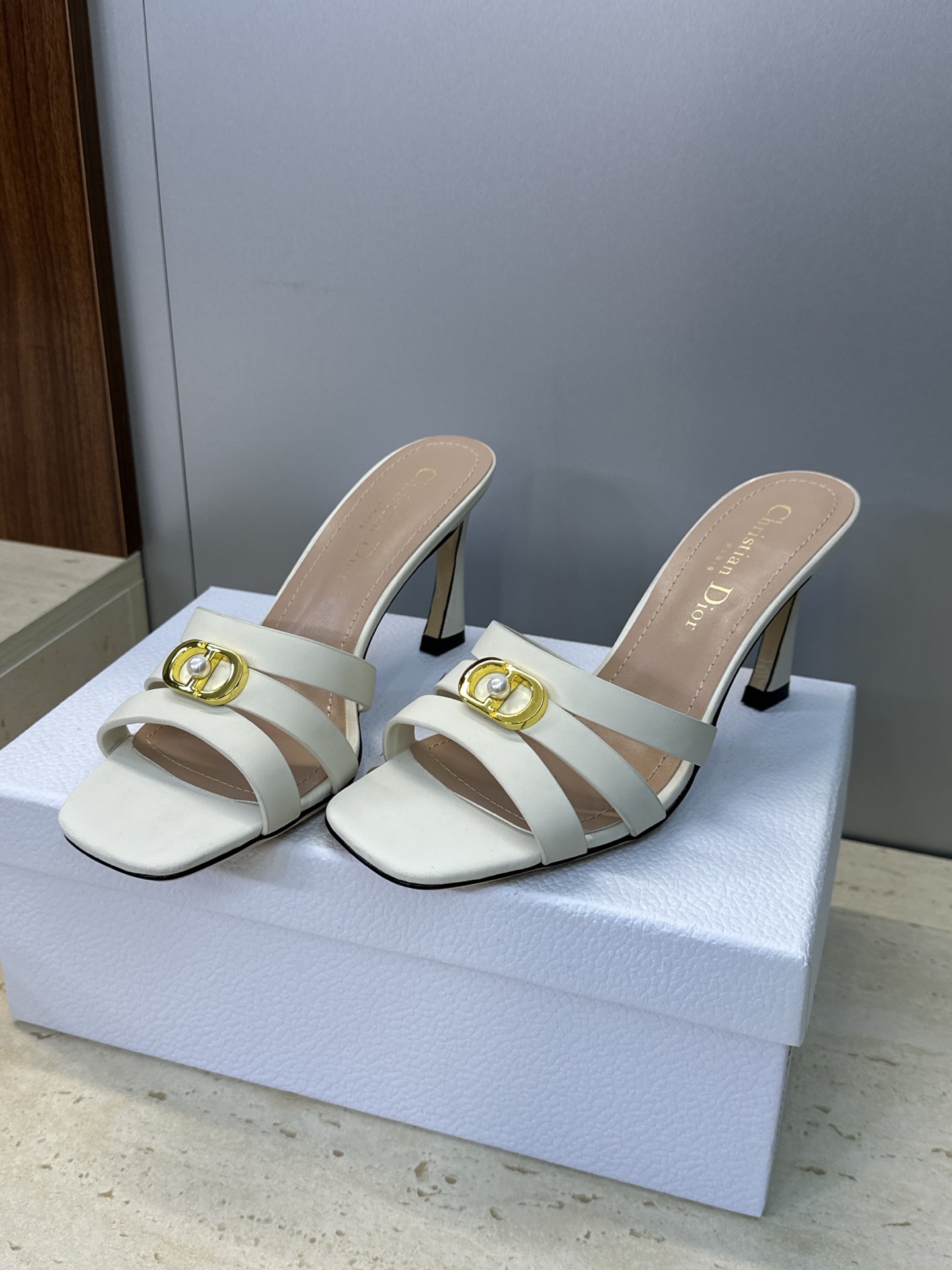 디올(DIOR) 젤리 크로스 스트랩 힐 신발