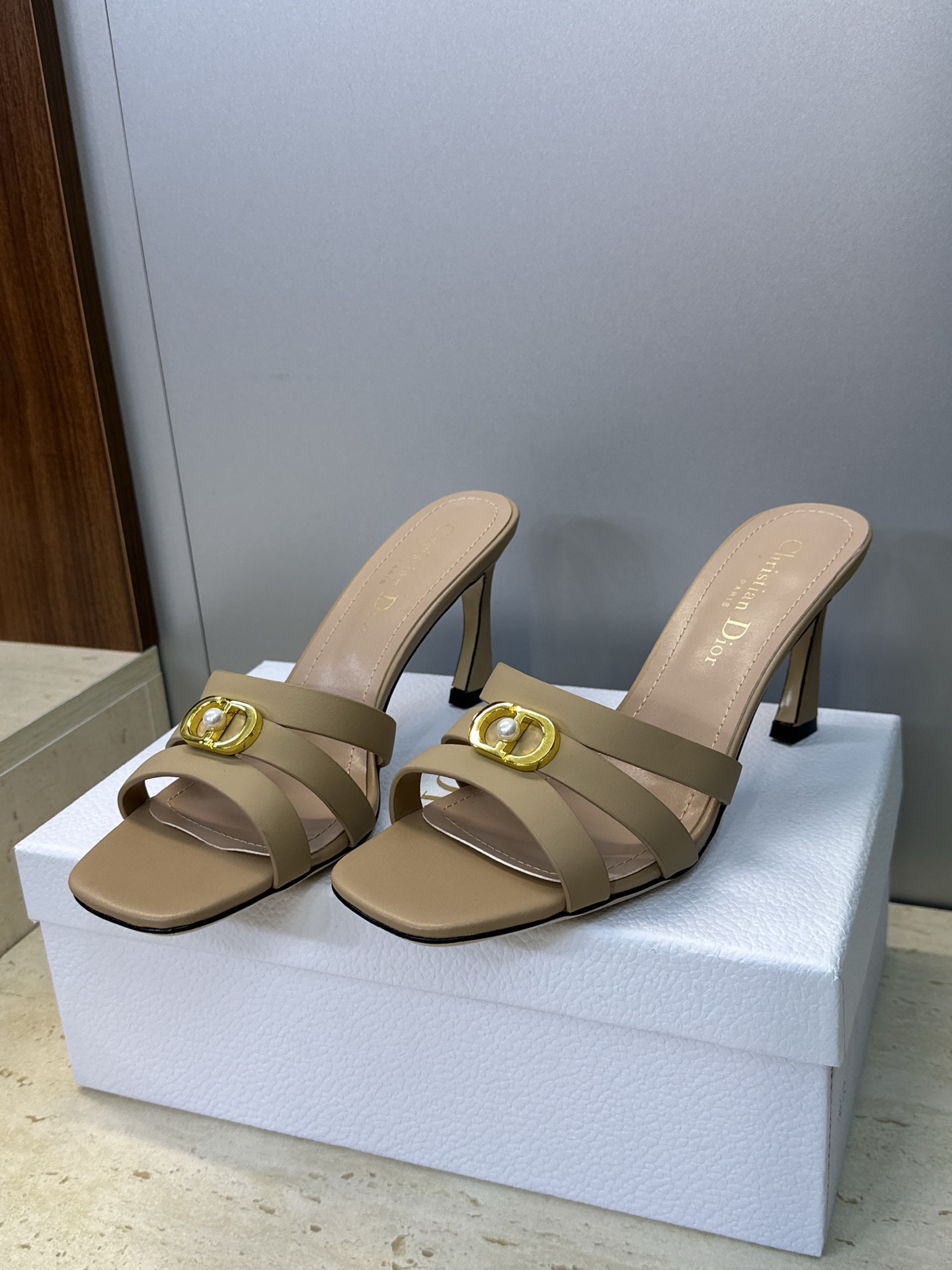 디올(DIOR) 젤리 크로스 스트랩 힐 신발