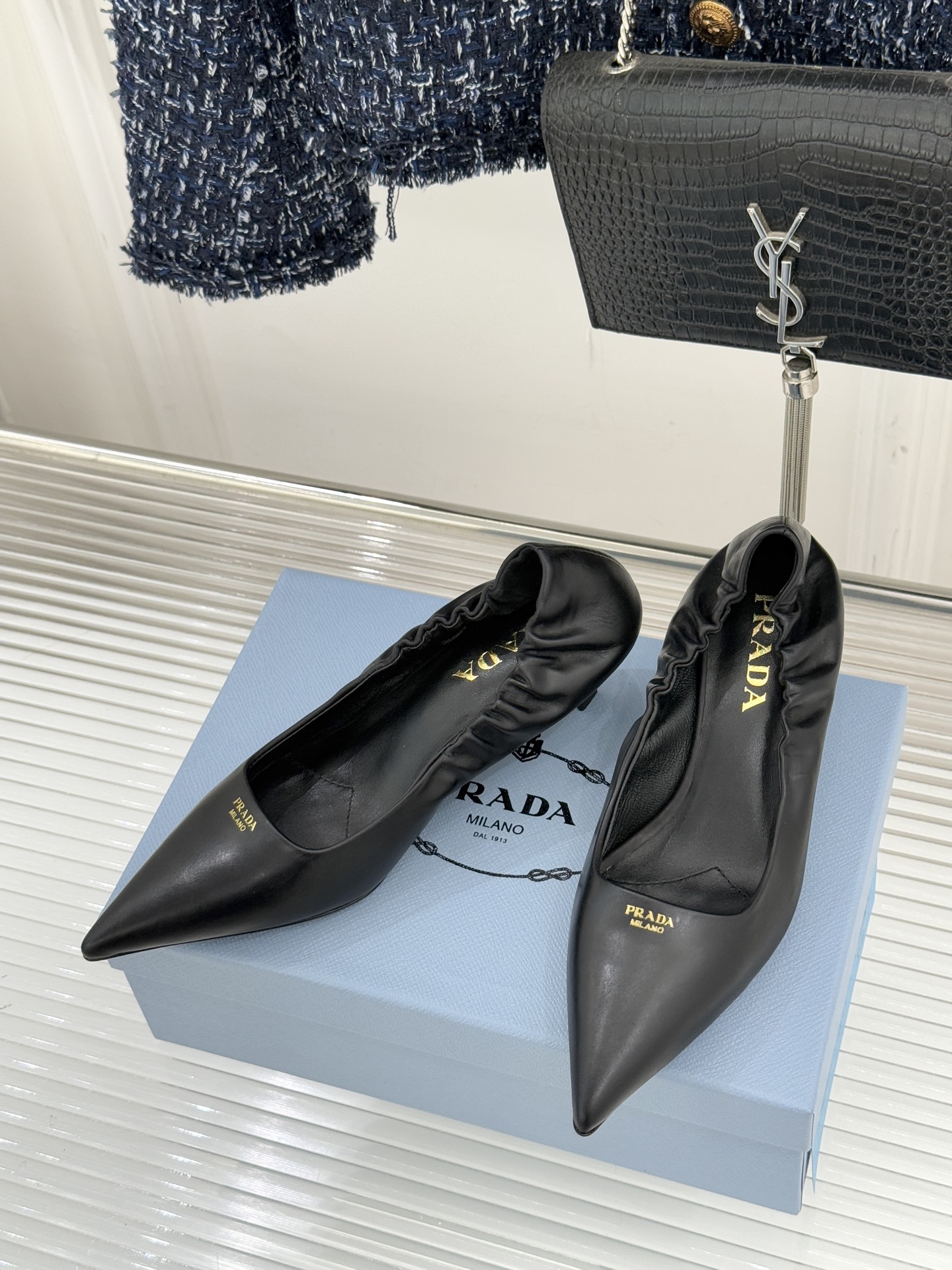 프라다(PRADA) 빈티지 레터링 캣힐 슈즈 신발