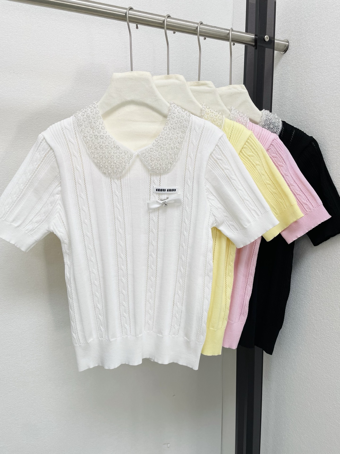 miumiu 미우미우 26SS 클래식 케이블 쥬얼 리본 카라 반팔 니트 의류