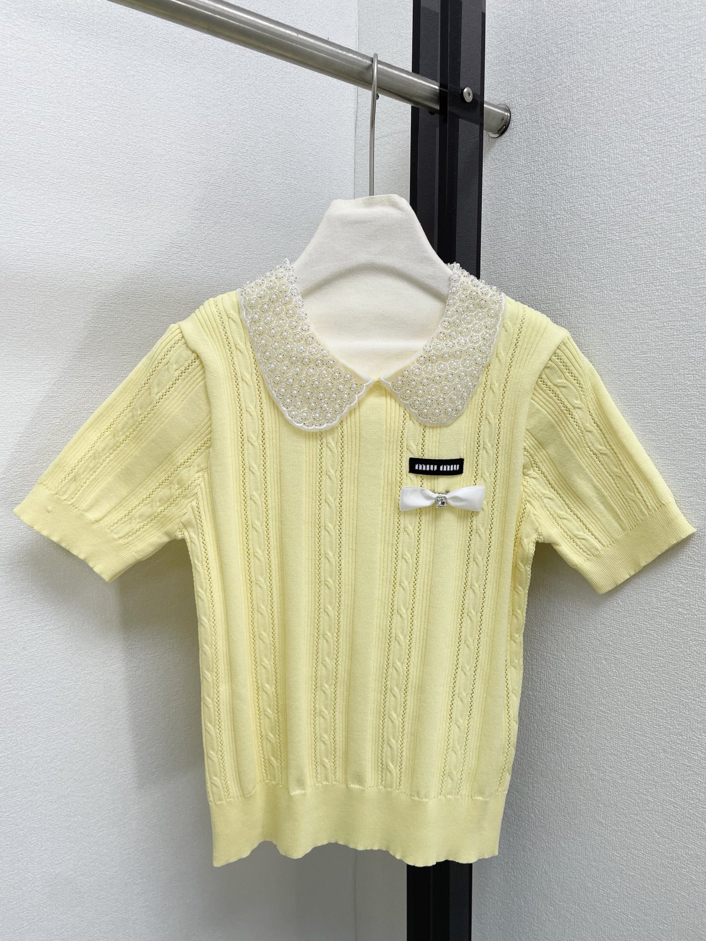 miumiu 미우미우 26SS 클래식 케이블 쥬얼 리본 카라 반팔 니트 의류