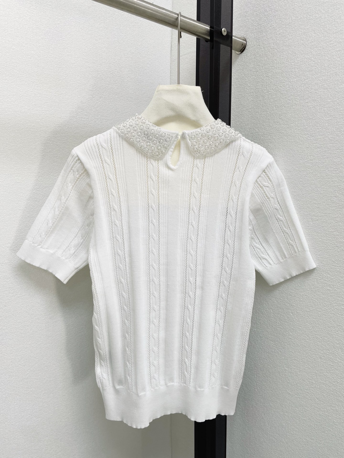 miumiu 미우미우 26SS 클래식 케이블 쥬얼 리본 카라 반팔 니트 의류