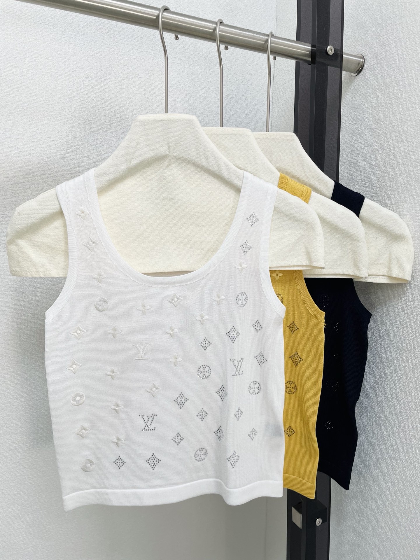 Louis Vuitton LV 루이비통 신상 로고 자수 & 핫픽스 U넥 민소매 나시 의류