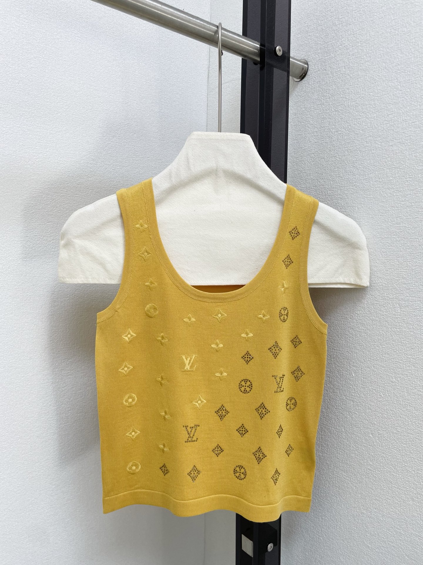 Louis Vuitton LV 루이비통 신상 로고 자수 & 핫픽스 U넥 민소매 나시 의류