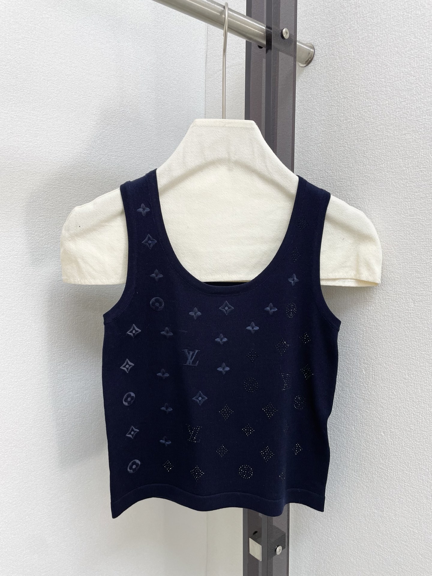 Louis Vuitton LV 루이비통 신상 로고 자수 & 핫픽스 U넥 민소매 나시 의류