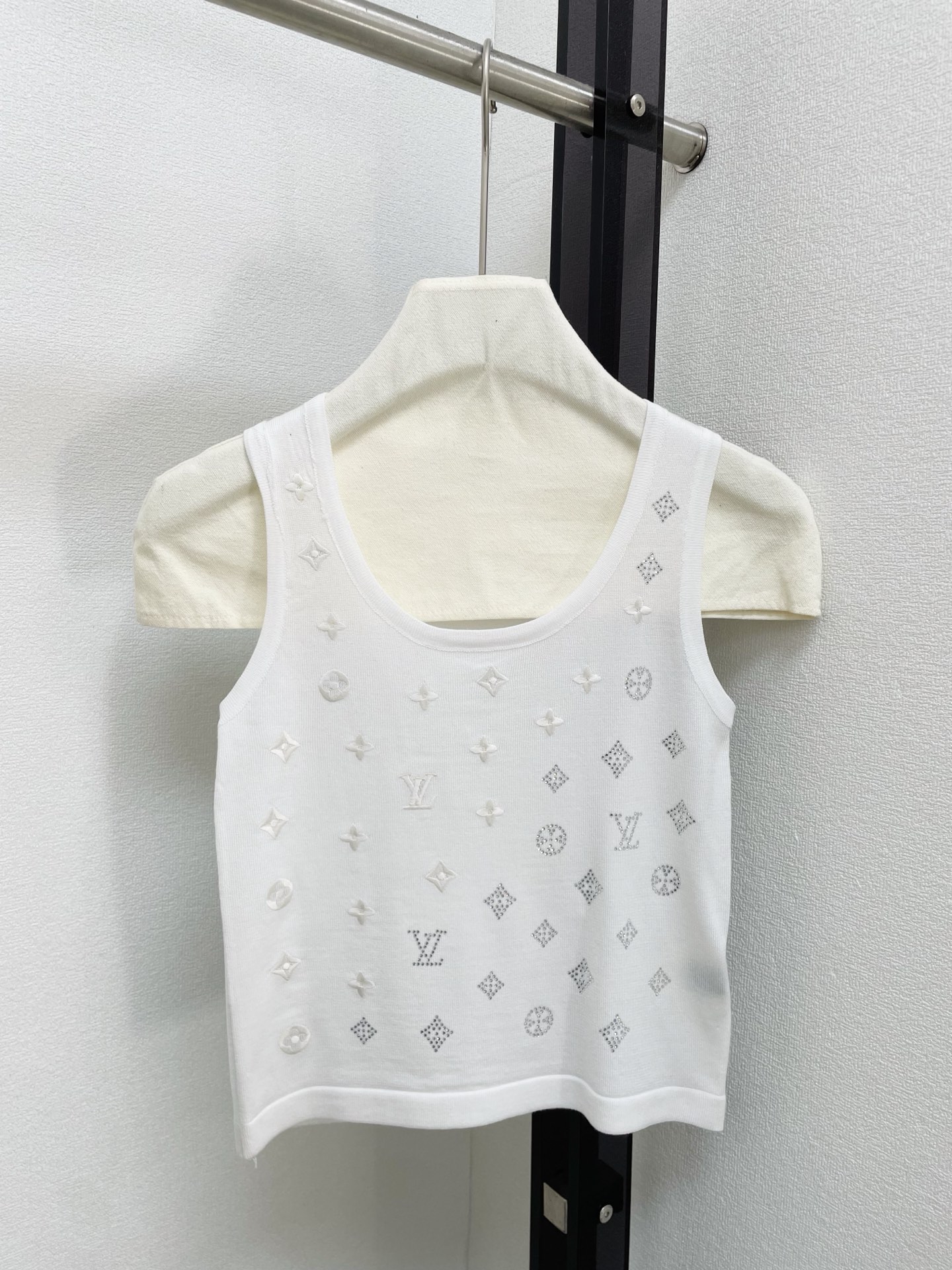 Louis Vuitton LV 루이비통 신상 로고 자수 & 핫픽스 U넥 민소매 나시 의류