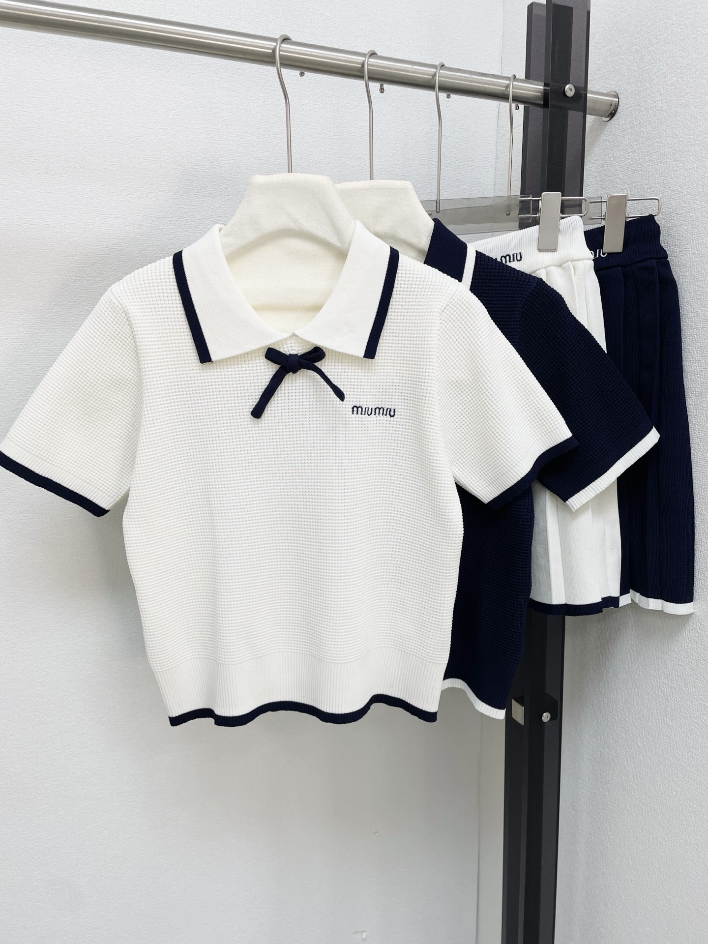 miumiu 미우미우 신상 로고 자수 리본 카라 배색 반팔 니트 + 스커트 치마 셋업 세트 의류