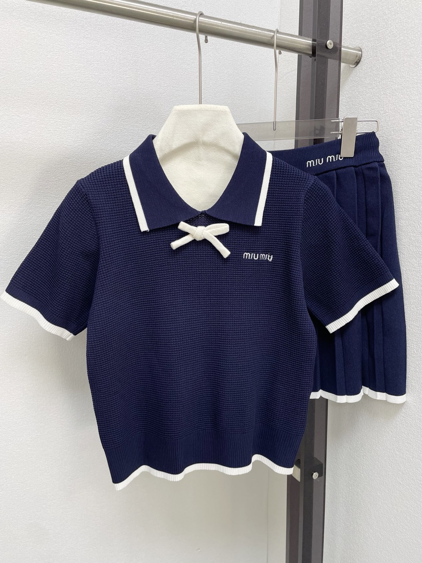 miumiu 미우미우 신상 로고 자수 리본 카라 배색 반팔 니트 + 스커트 치마 셋업 세트 의류