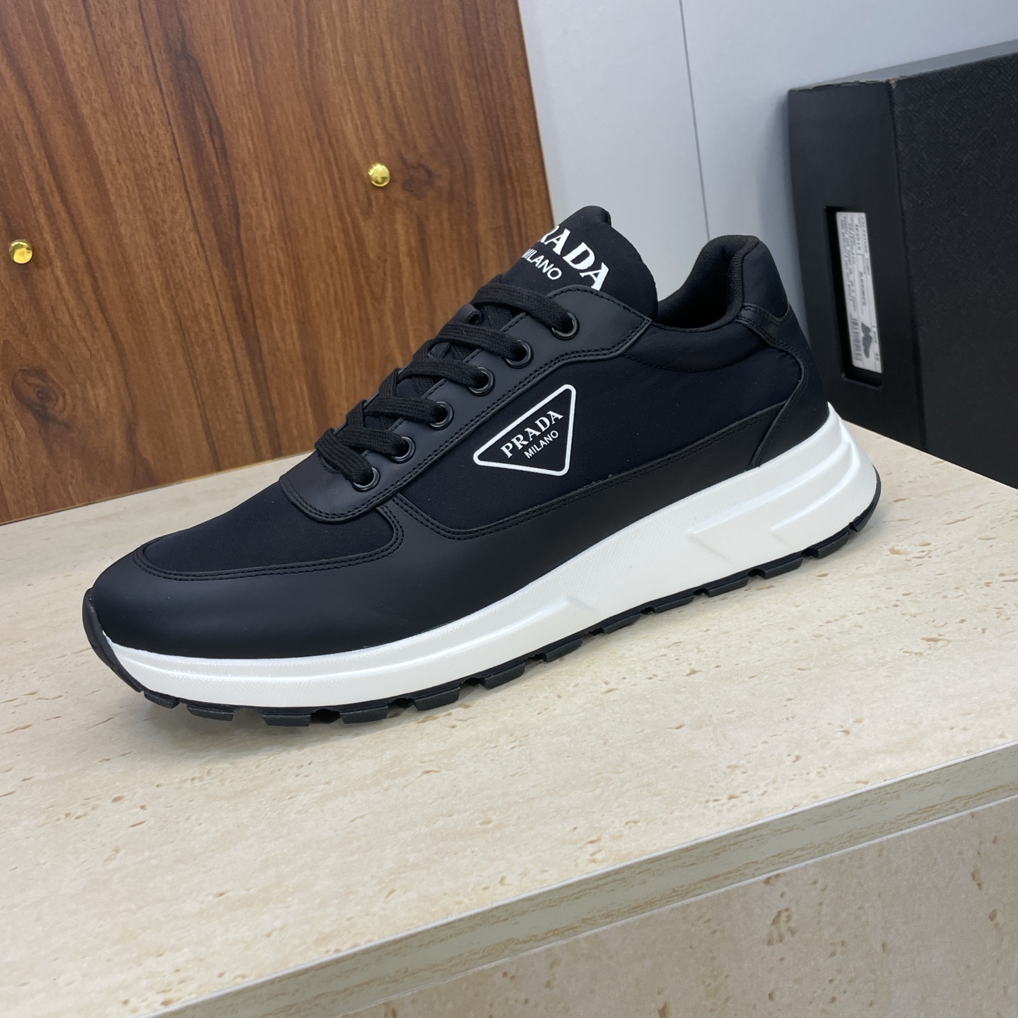 프라다(PRADA) 클래식 러닝 스니커즈 신발