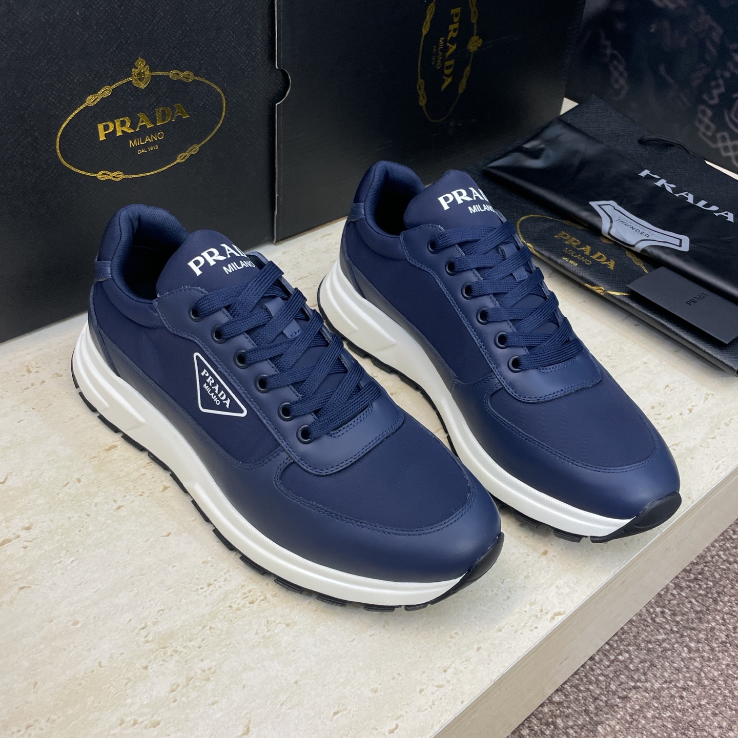 프라다(PRADA) 클래식 러닝 스니커즈 신발