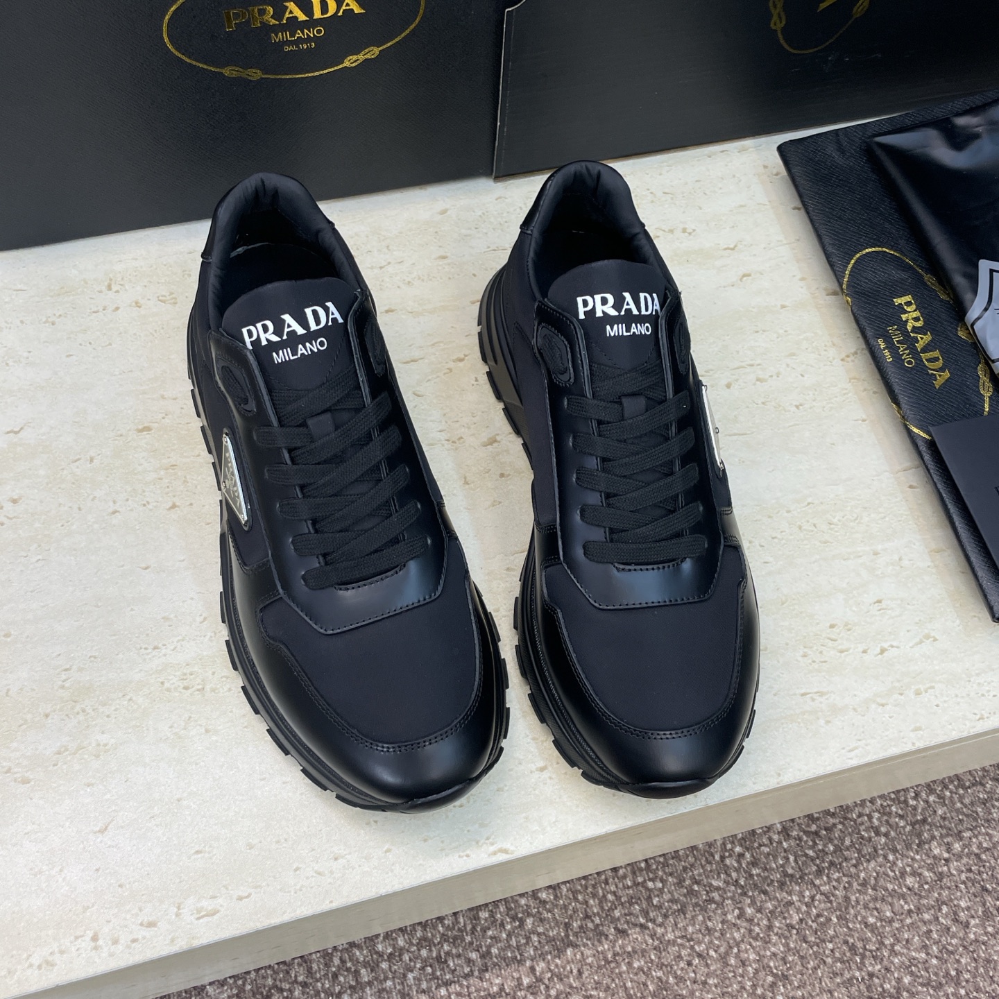프라다(PRADA) 클래식 러닝 스니커즈 신발