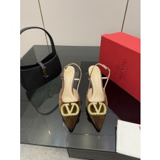 발렌티노(VALENTINO) 신상 리본 스트랩 펌프스 신발