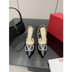 발렌티노(VALENTINO) 신상 리본 스트랩 펌프스 신발