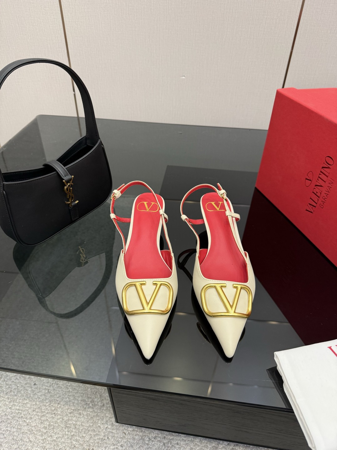 발렌티노(VALENTINO) 신상 리본 스트랩 로우힐 신발