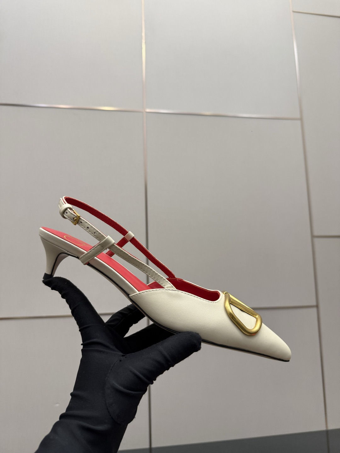 발렌티노(VALENTINO) 신상 리본 스트랩 로우힐 신발