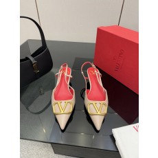 발렌티노(VALENTINO) 신상 리본 스트랩 로우힐 신발