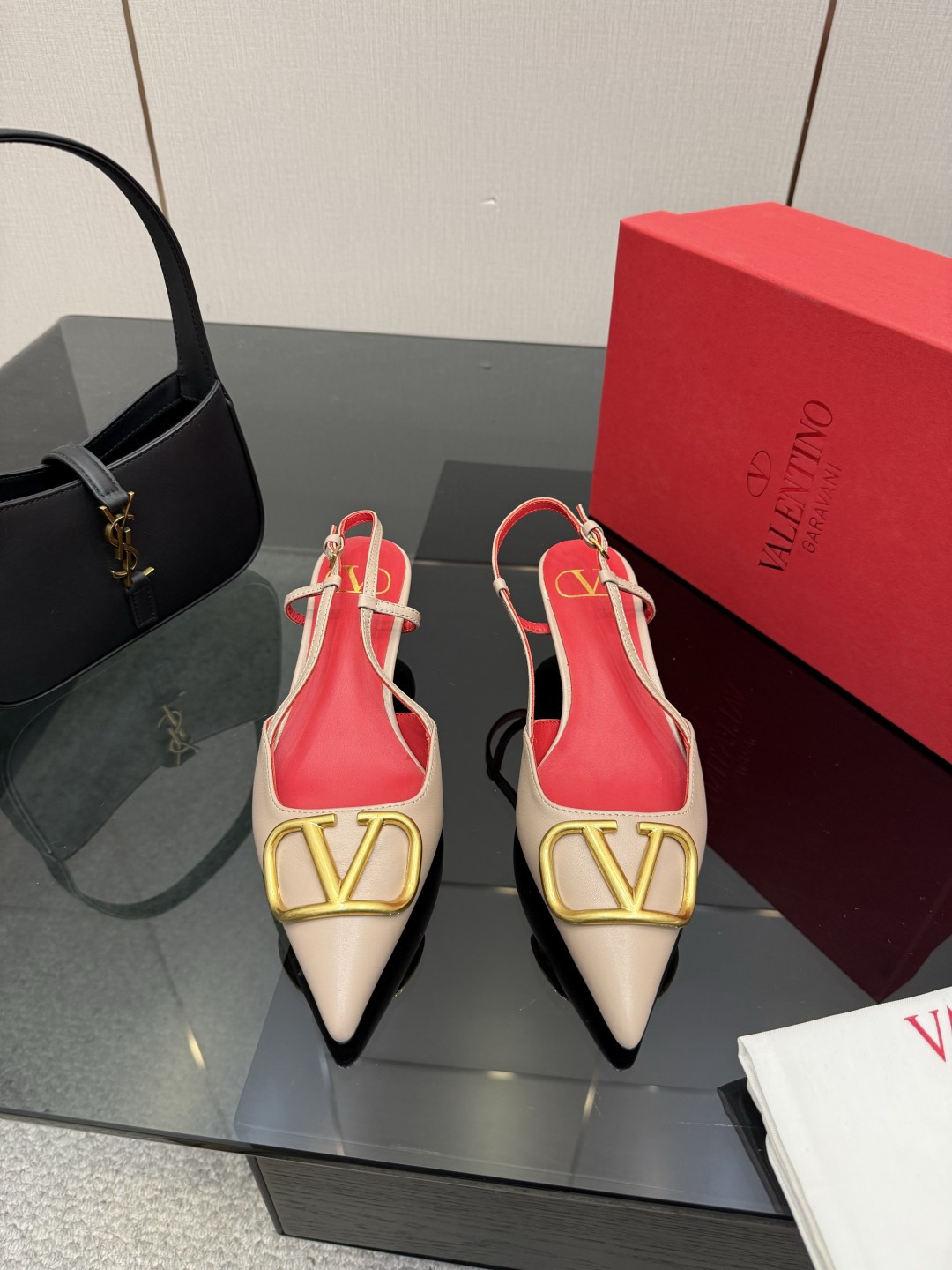 발렌티노(VALENTINO) 신상 리본 스트랩 로우힐 신발