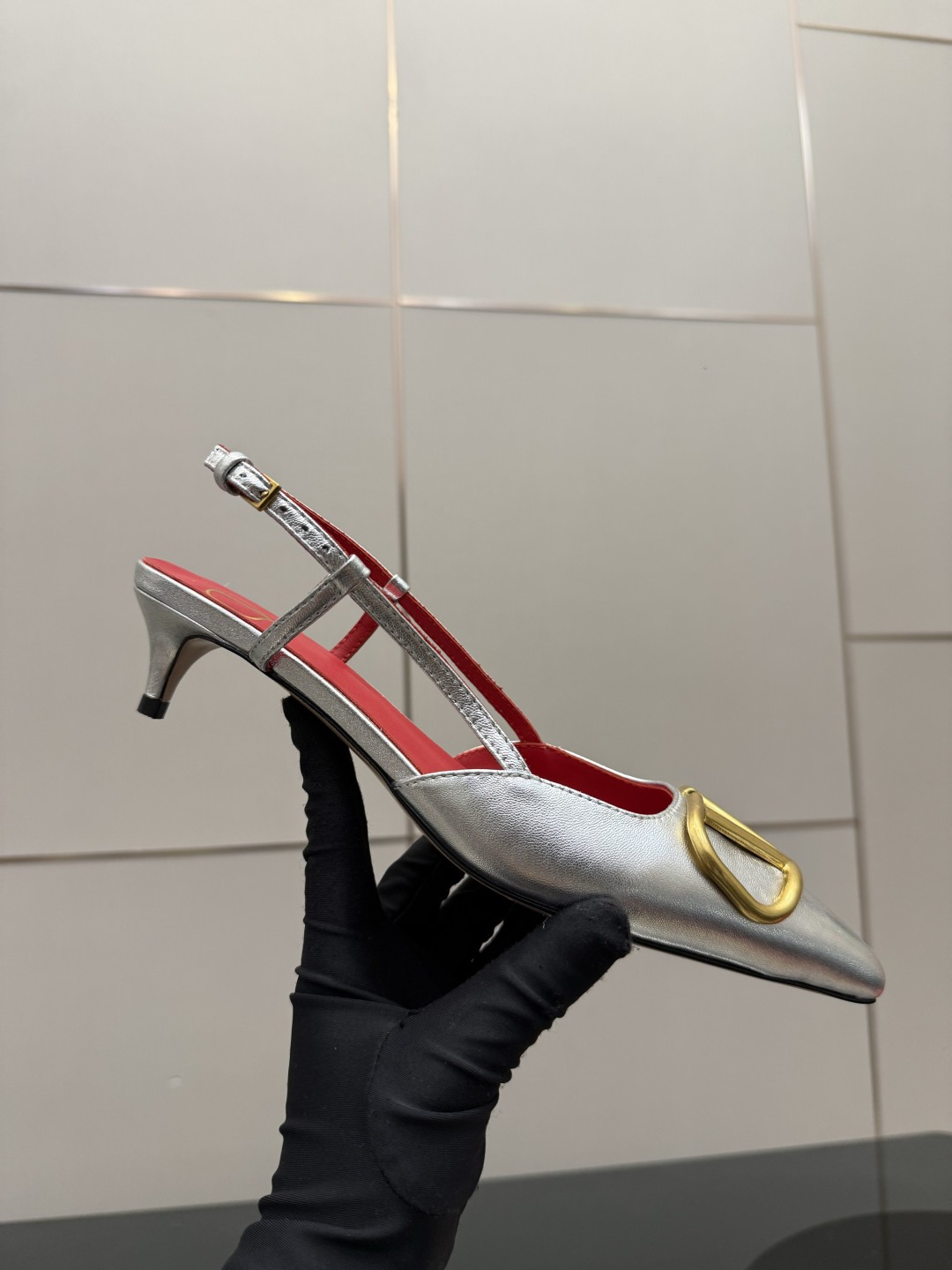 발렌티노(VALENTINO) 신상 리본 스트랩 로우힐 신발