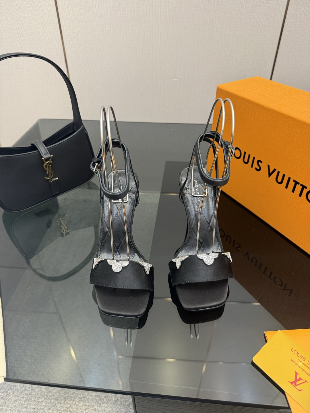 루이비통(LV) 하이힐 샌들 신발