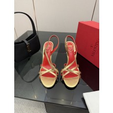 발렌티노(VALENTINO) 클래식 샌들 신발