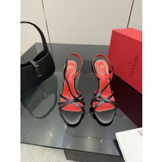 발렌티노(VALENTINO) 클래식 샌들 신발
