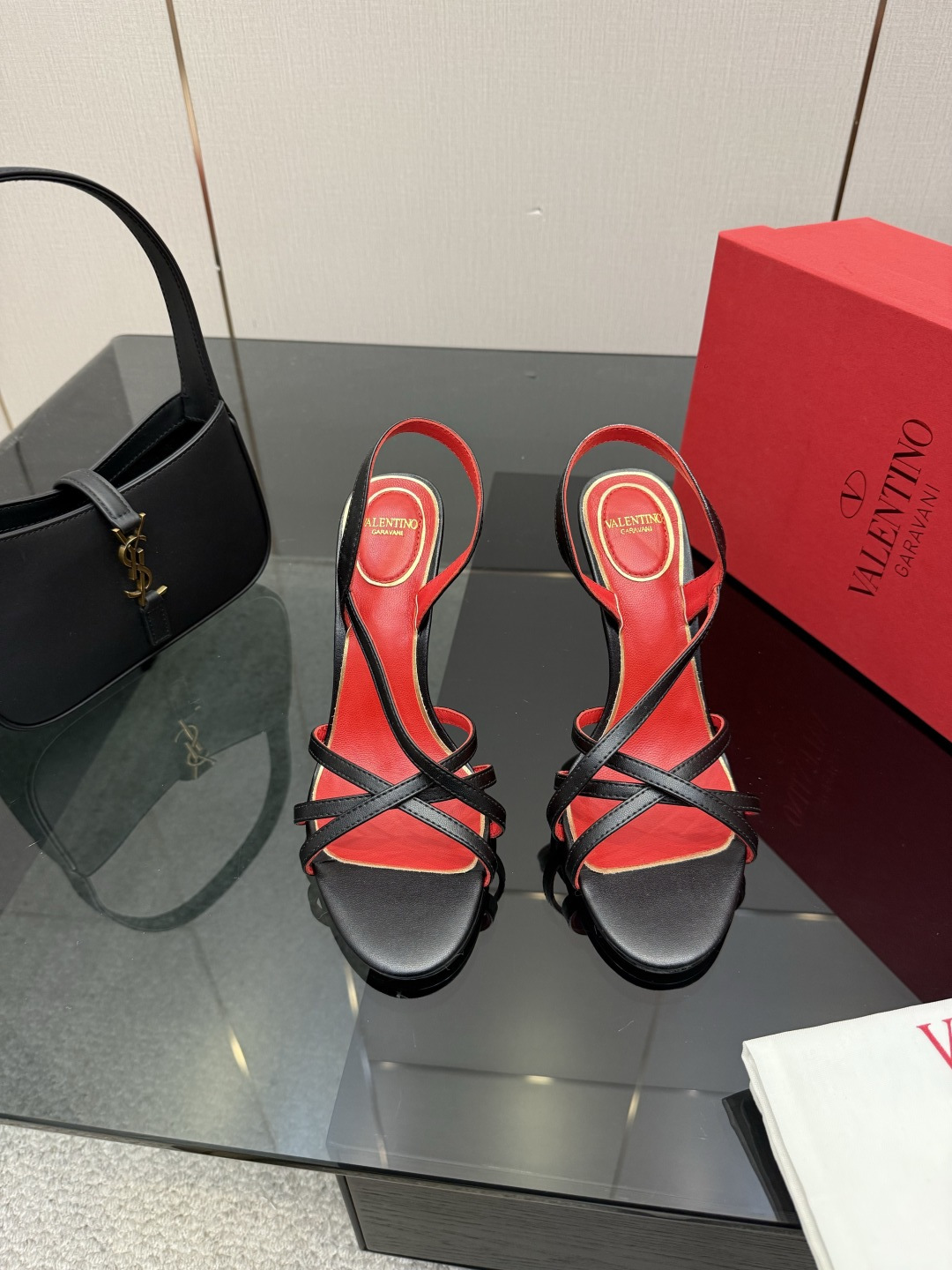 발렌티노(VALENTINO) 클래식 샌들 신발