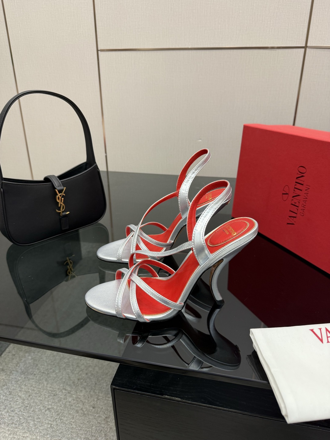 발렌티노(VALENTINO) 클래식 샌들 신발