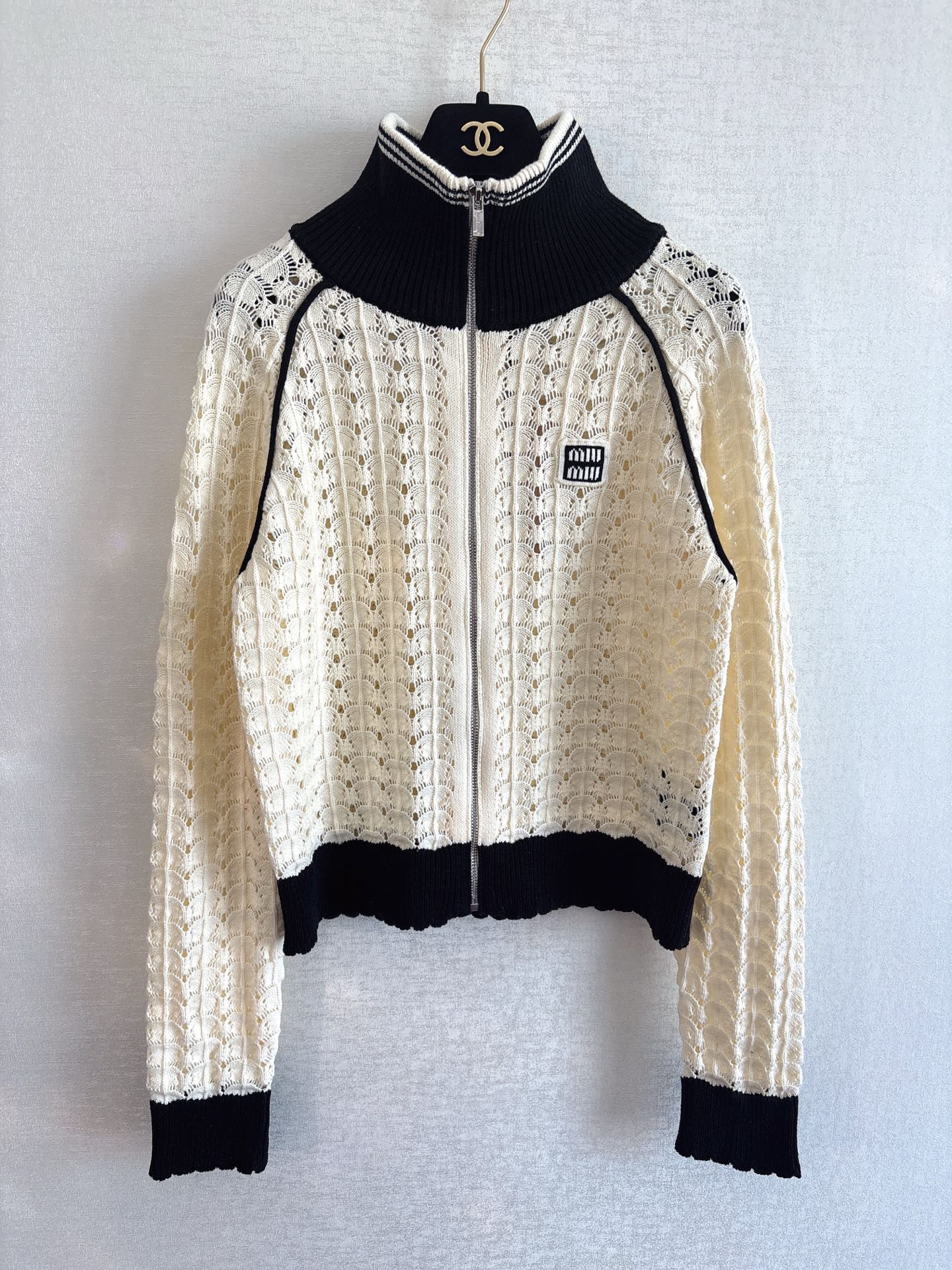 miumiu 미우미우 배색 하이넥 펀칭 니트 가디건 자켓 재킷 의류