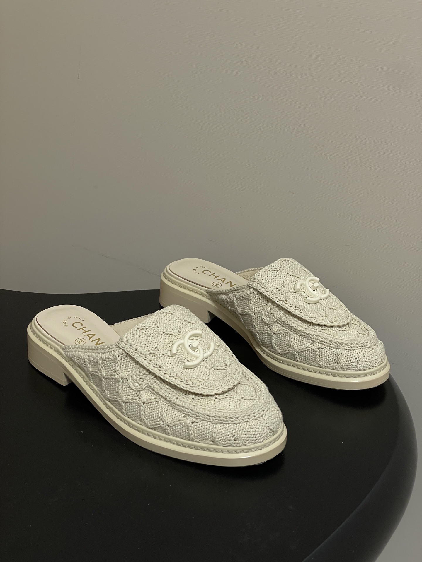 샤넬(CHANEL) 더블C 니트 자수 뮬 슬리퍼