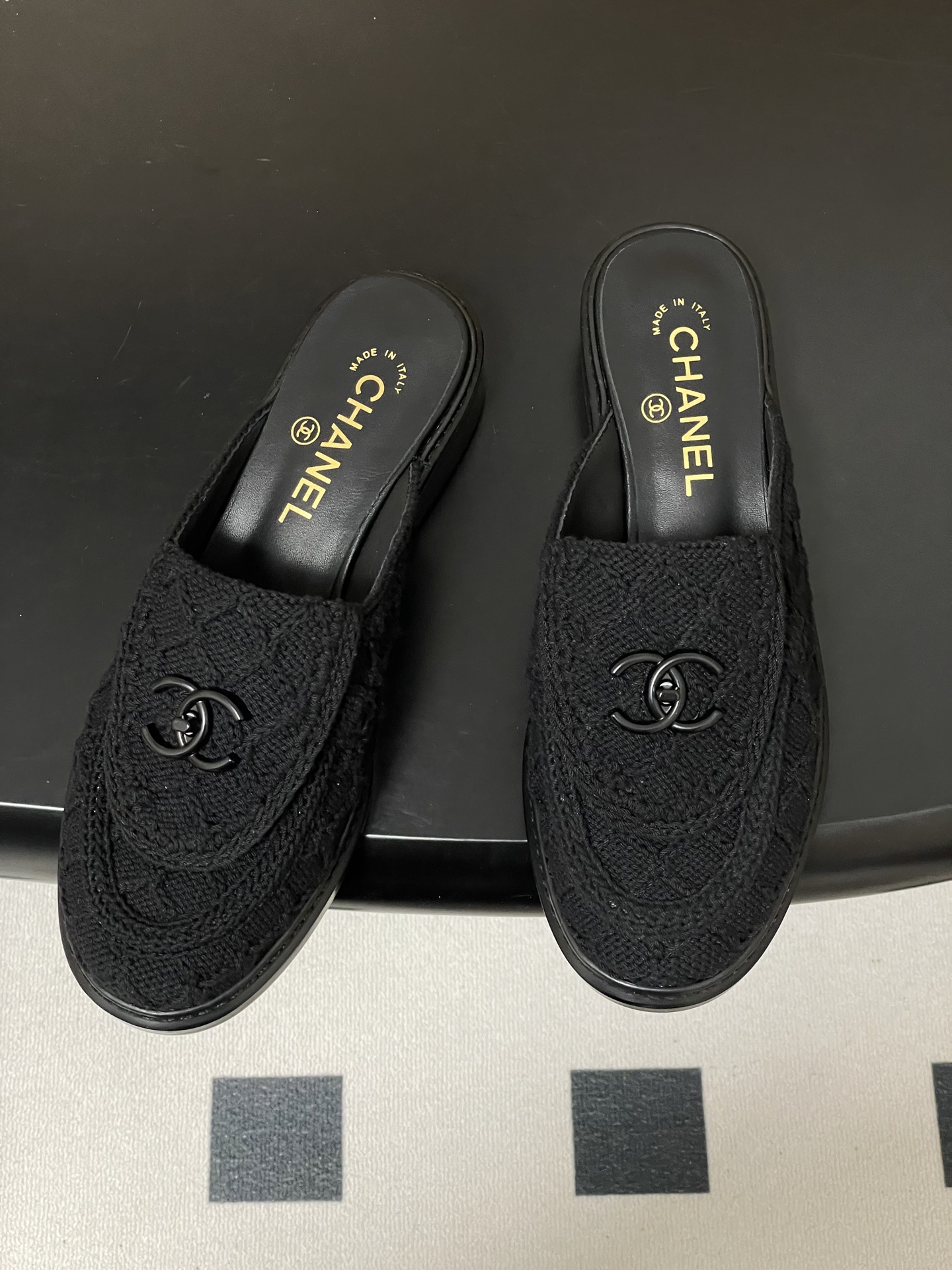 샤넬(CHANEL) 더블C 니트 자수 뮬 슬리퍼