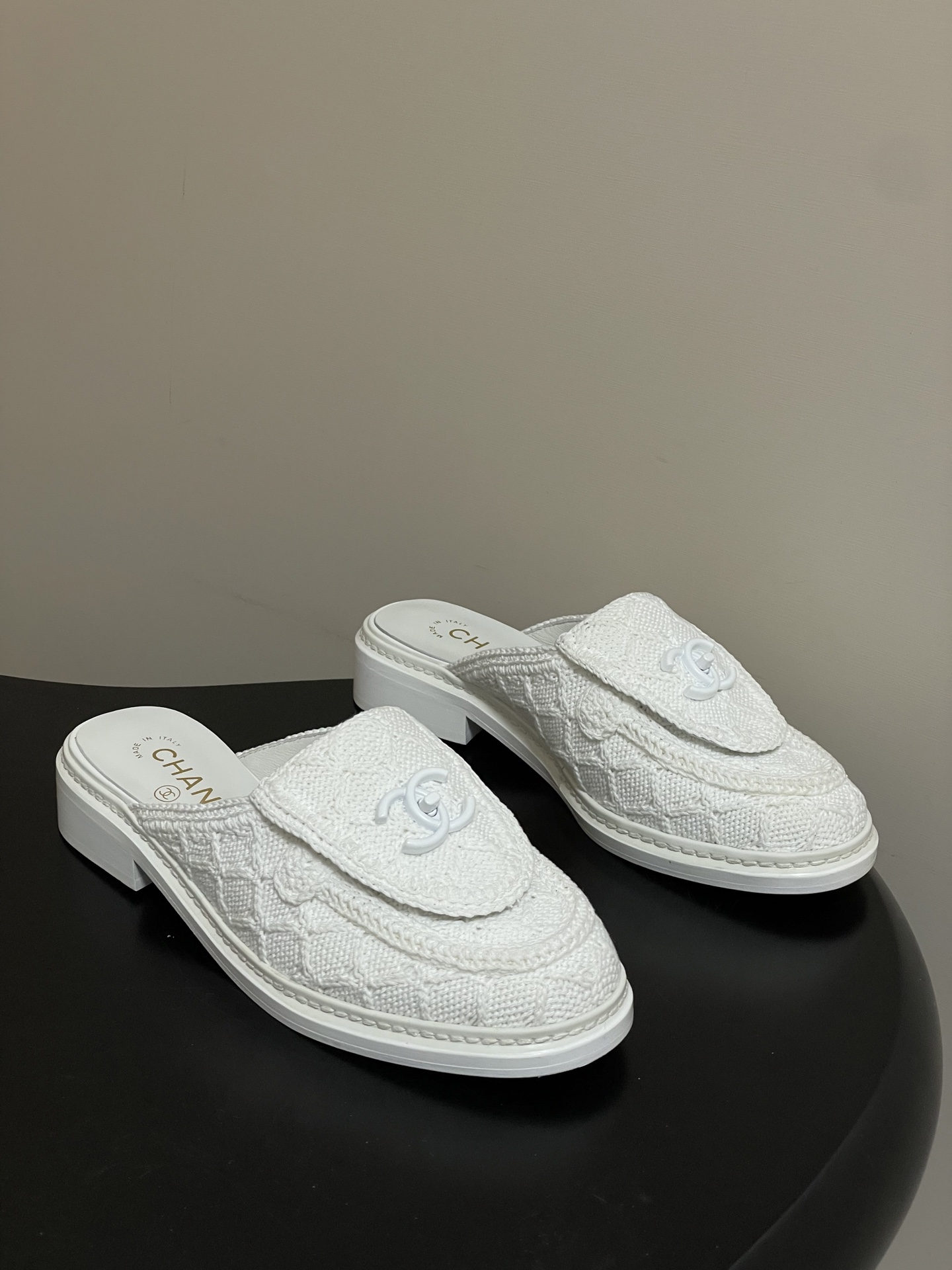 샤넬(CHANEL) 더블C 니트 자수 뮬 슬리퍼