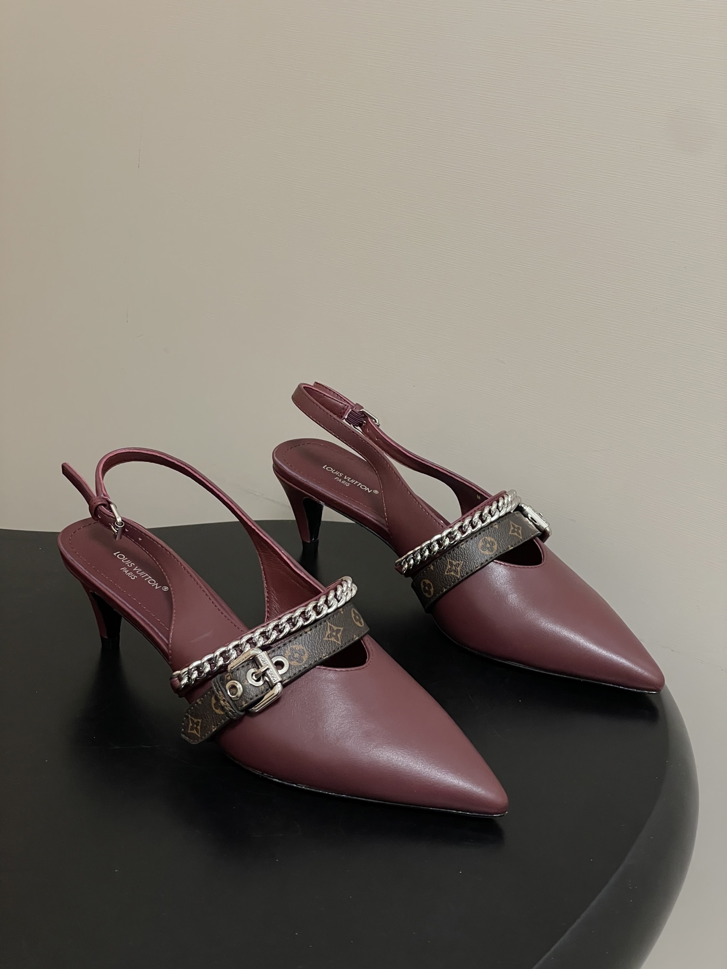 루이비통(LV) 체인 백스트랩 샌들 신발