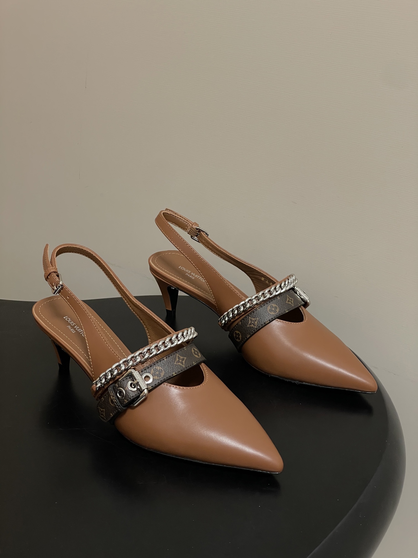 루이비통(LV) 체인 백스트랩 샌들 신발