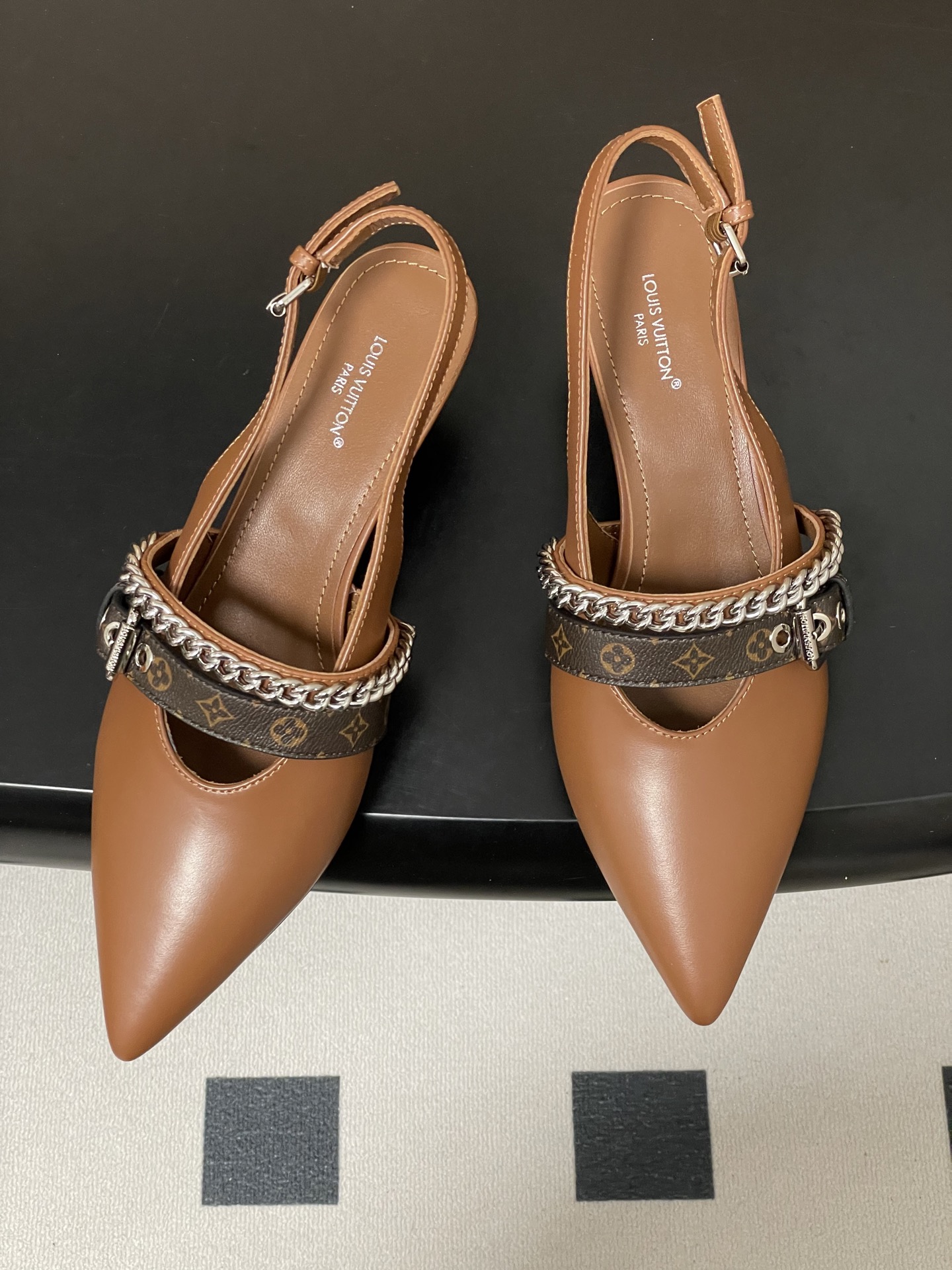 루이비통(LV) 체인 백스트랩 샌들 신발