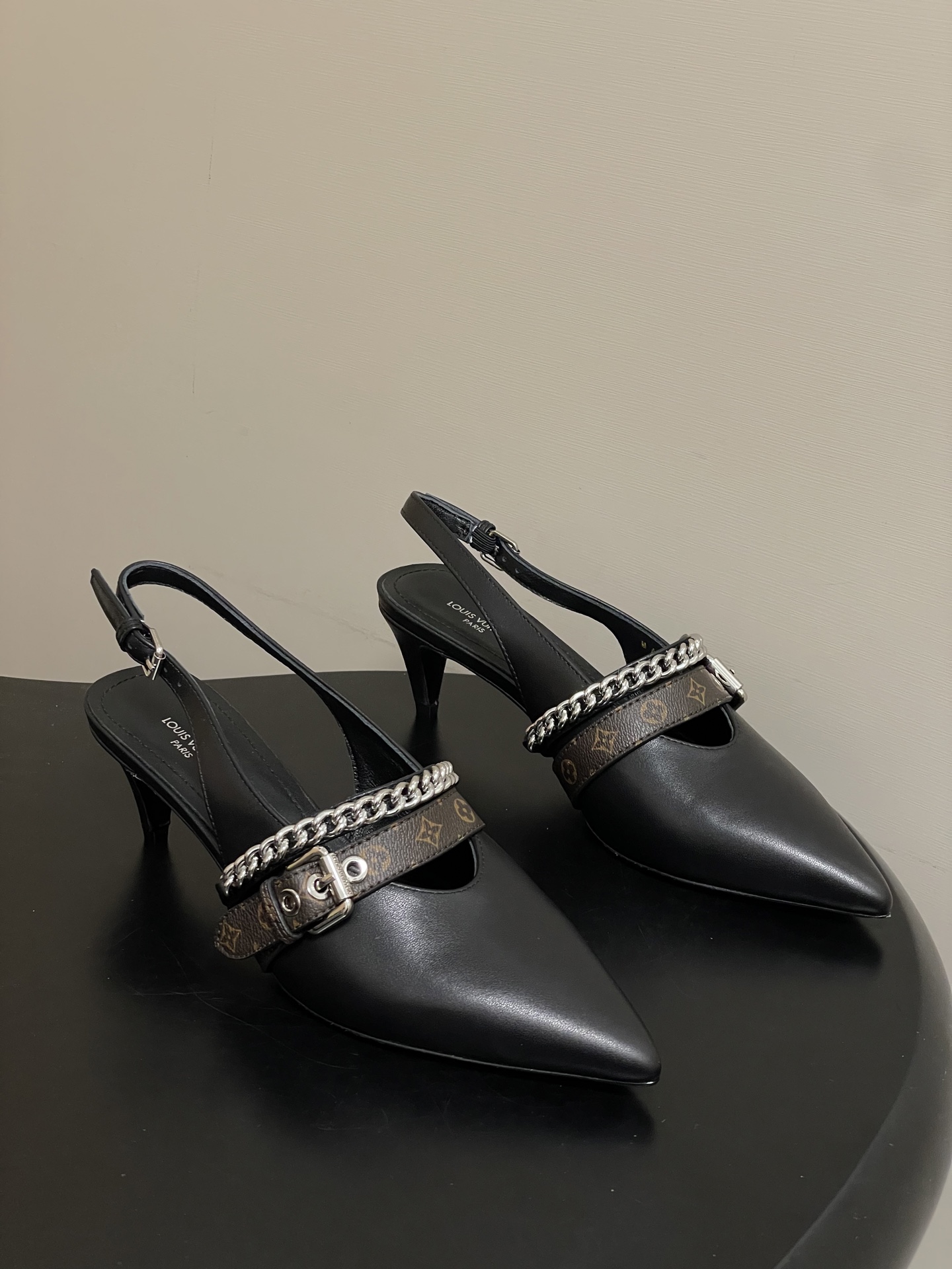 루이비통(LV) 체인 백스트랩 샌들 신발